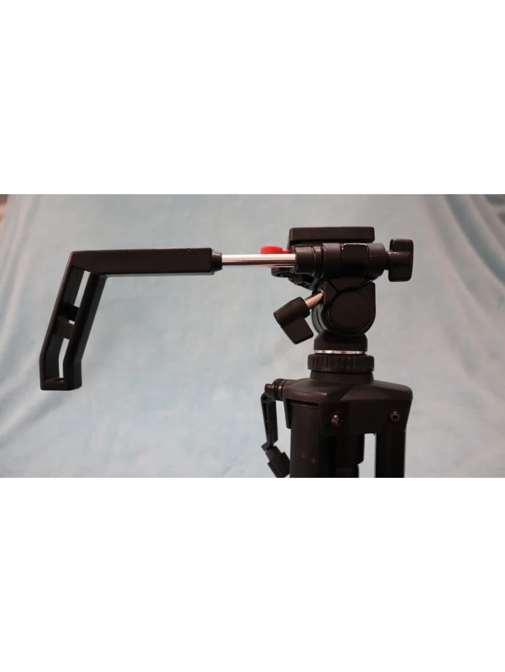 Tundra Video Ultima 66 Tripod Complete. Great Condition. With a pan/tilt head.